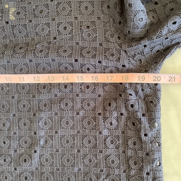 Banana Republic Navy Short Sleeved Eyelet Lace Top. Size L - Picture 6 of 7